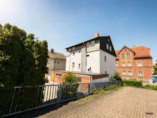 Immobilie in Neustadt bei Coburg - Dreifamilienhaus mit 4 Garagen | Ab November komplett frei | Attraktives Entwicklungspotenzial - Bild 1