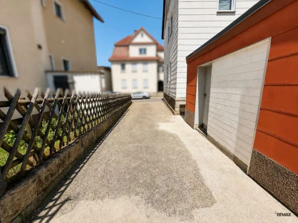Immobilie in Neustadt bei Coburg - Dreifamilienhaus mit 4 Garagen | Ab November komplett frei | Attraktives Entwicklungspotenzial - Bild 2