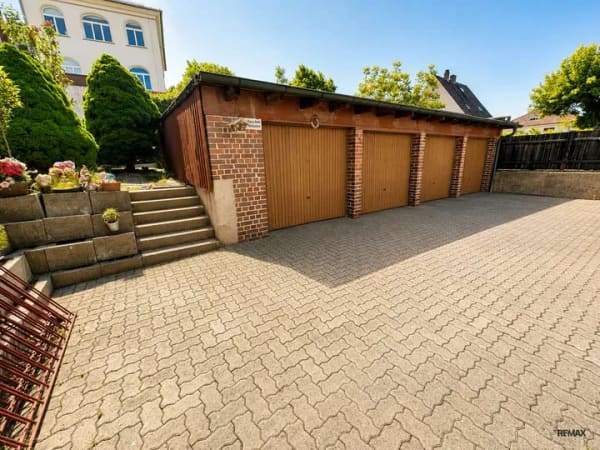 Immobilie in Neustadt bei Coburg - Dreifamilienhaus mit 4 Garagen | Ab November komplett frei | Attraktives Entwicklungspotenzial - Bild 3