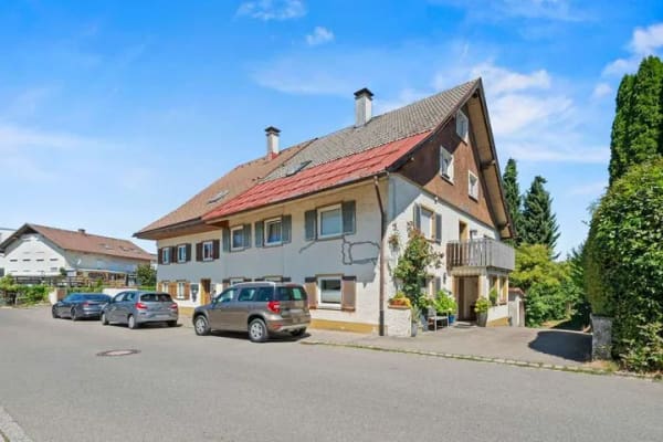 Immobilie in Lindenberg im Allgäu - Dreifamilienhaus in zentrumsnaher Wohnlage – vermietet, mit Entwicklungsspielraum - Bild 0