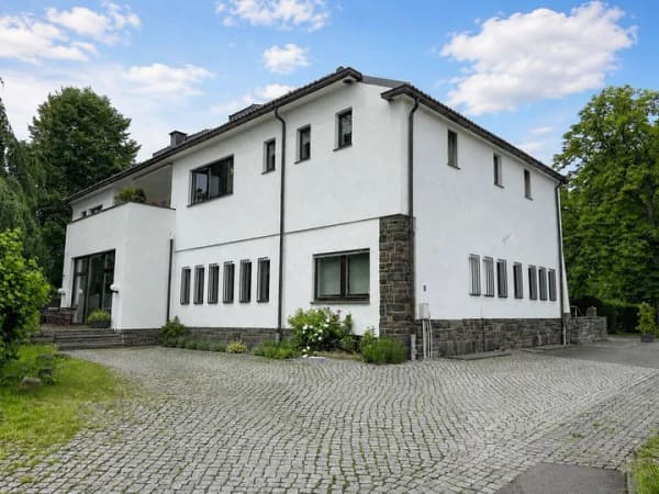 Immobilie in Oberlungwitz - Wohnen mit Geschichte: 4-Raum-Wohnung in besonderer Villa mit parkähnlichem Garten und Pool! - Bild 1