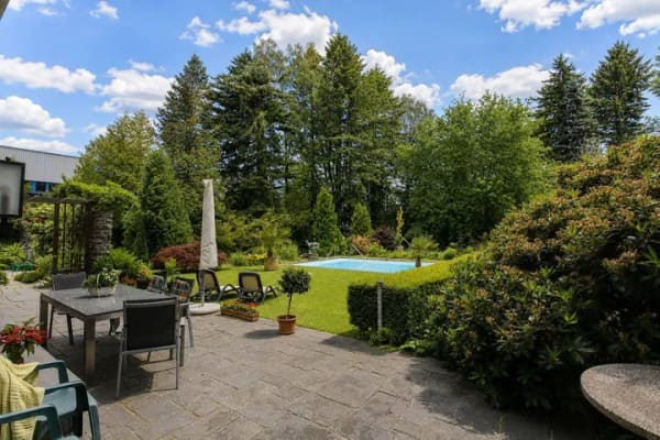Immobilie in Oberlungwitz - Wohnen mit Geschichte: 4-Raum-Wohnung in besonderer Villa mit parkähnlichem Garten und Pool! - Bild 2