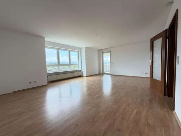Immobilie in Sulzbach-Rosenberg - Sanierte 3-Zi-Traumwohnung mit herrlicher Aussicht, Balkon und Carport - Bild 2