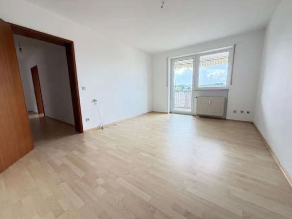 Immobilie in Sulzbach-Rosenberg - Sanierte 3-Zi-Traumwohnung mit herrlicher Aussicht, Balkon und Carport - Bild 3