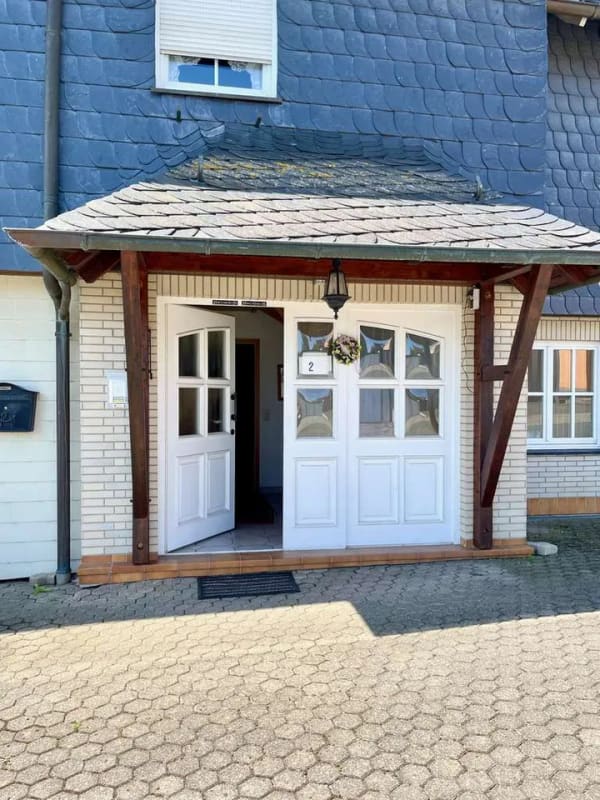 Immobilie in Singhofen - Attraktives Zweifamilienhaus, mit Einliegerwohnung,  sehr hübschem Garten und Garage  in Singhofen - Bild 1