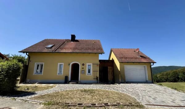 Immobilie in Waffenbrunn - Einfamilienhaus im Grünen | 119 m² Wohnfläche | 849 m² Grundstück | 2 Garagen - Bild 0