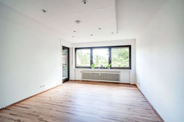 Immobilie in Steinhagen - Wohnen in gepflegter Wohnlage von Steinhagen – helle 3-Zimmer-Eigentumswohnung mit großzügiger Südost-Loggia und Garage - Bild 1