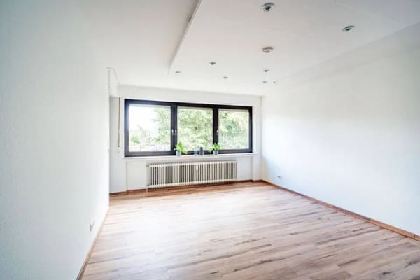 Immobilie in Steinhagen - Wohnen in gepflegter Wohnlage von Steinhagen – helle 3-Zimmer-Eigentumswohnung mit großzügiger Südost-Loggia und Garage - Bild 2