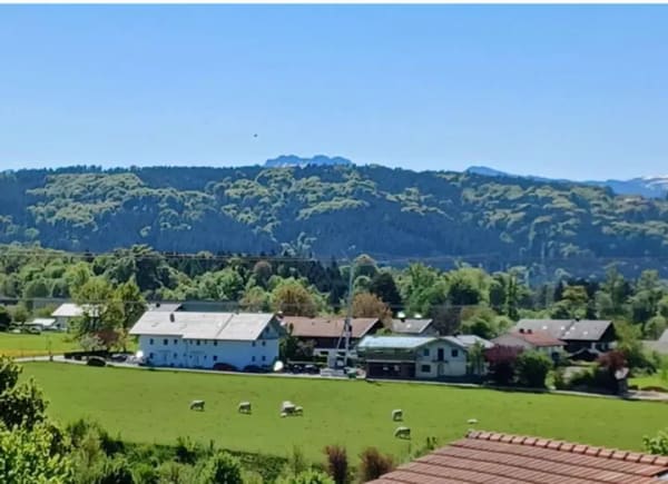 Immobilie in Bad Endorf - Ideal für Einsteiger! Charmantes Appartement mit spektakulärem Fernblick. - Bild 0