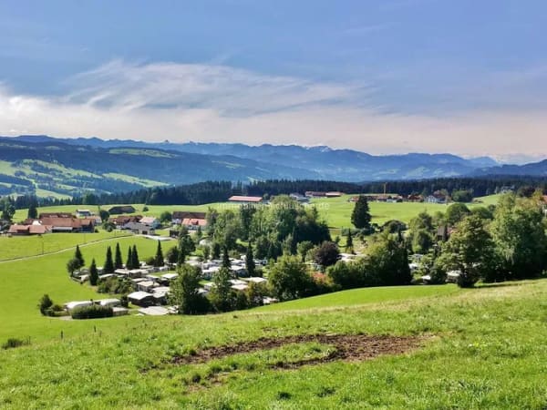 Immobilie in Weiler-Simmerberg - Tolles Ferienhaus zur Eigenverwendung und/oder Kapitalanlage im Westallgäu mit Alpenblick - Bild 1