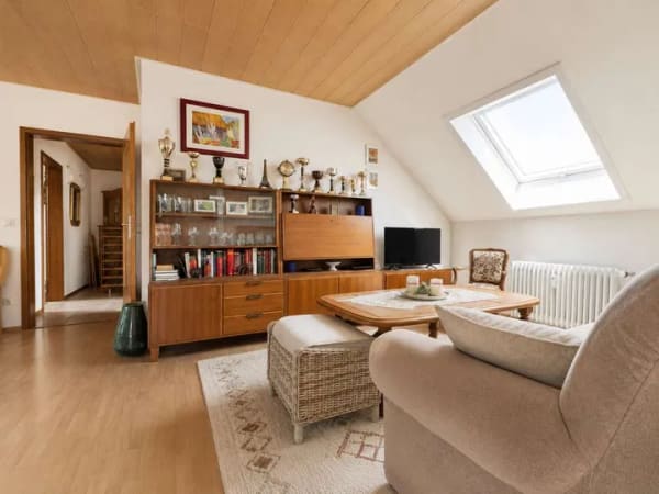 Immobilie in Rosengarten - Gemütliche 3-Zimmer-Dachgeschosswohnung – große verglaste Loggia & Stellplatz - Bild 1