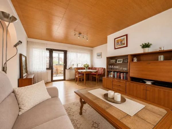 Immobilie in Rosengarten - Gemütliche 3-Zimmer-Dachgeschosswohnung – große verglaste Loggia & Stellplatz - Bild 2