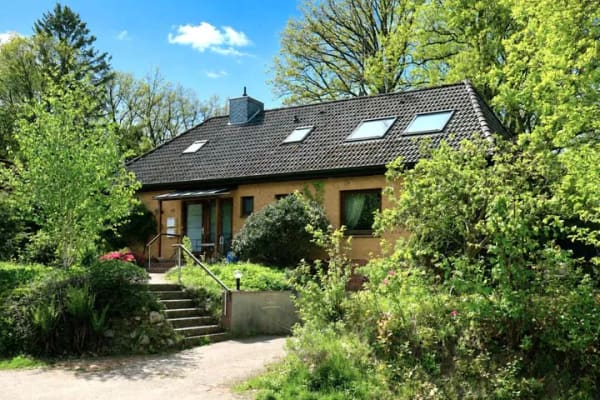 Immobilie in Kakenstorf - Vermietet! Zwei Wohneinheiten und ein idyllisches Grundstück - Bild 0