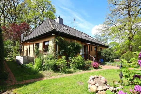 Immobilie in Kakenstorf - Vermietet! Zwei Wohneinheiten und ein idyllisches Grundstück - Bild 1