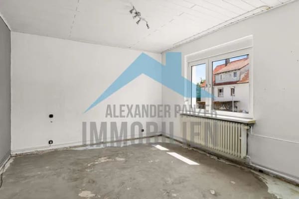 Immobilie in Ahnatal - Renovierungsbedürftiges Zweifamilien mit Keller und Garage in ruhiger Wohnlage von Ahnatal-Weimar! - Bild 3