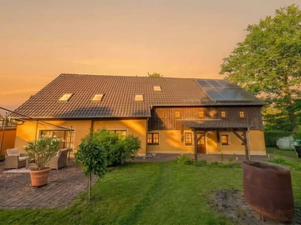 Immobilie in Bischofswerda - Charme, der Sie willkommen heißt! Liebevoll saniertes Bauernhaus sucht eine Familie! - Bild 0