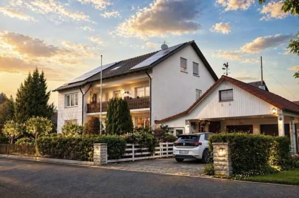 Immobilie in Dasing - Modernisiertes Dreifamilienhaus, PV Anlage, DG Wohnung frei, zentrale Lage mit top Anbindung - Bild 1