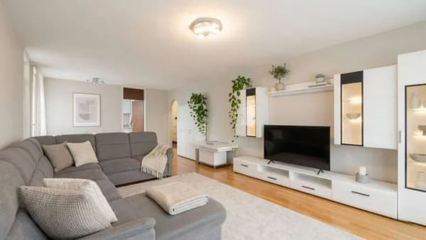 Immobilie in Taufkirchen - Großzügig wohnen in Taufkirchen – 4 Zimmer, ca. 103 m² und zwei Balkone - Bild 0