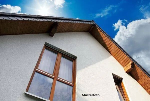 Immobilie in Rödental - Freistehendes 2-Familienhaus, 2 Garagen - als Heimwerkerobjekt - Bild 0