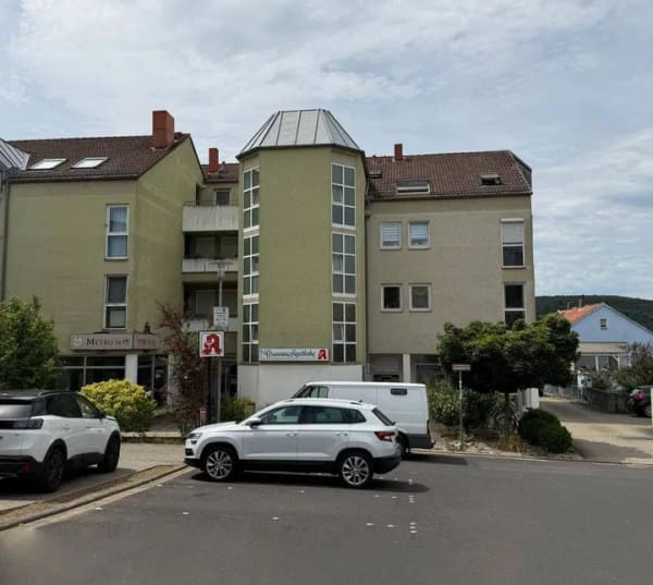 Immobilie in Karlstadt - Attraktive 2-Zimmer-Dachgeschosswohnung mit Loggia, TG-Stellplatz und herrlichem Blick über Karlstadt - Bild 0