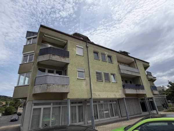 Immobilie in Karlstadt - Attraktive 2-Zimmer-Dachgeschosswohnung mit Loggia, TG-Stellplatz und herrlichem Blick über Karlstadt - Bild 1