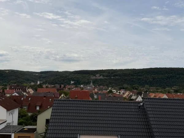 Immobilie in Karlstadt - Attraktive 2-Zimmer-Dachgeschosswohnung mit Loggia, TG-Stellplatz und herrlichem Blick über Karlstadt - Bild 2