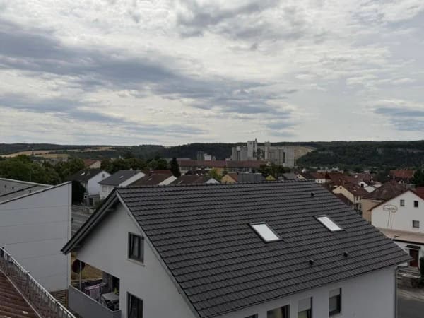 Immobilie in Karlstadt - Attraktive 2-Zimmer-Dachgeschosswohnung mit Loggia, TG-Stellplatz und herrlichem Blick über Karlstadt - Bild 3