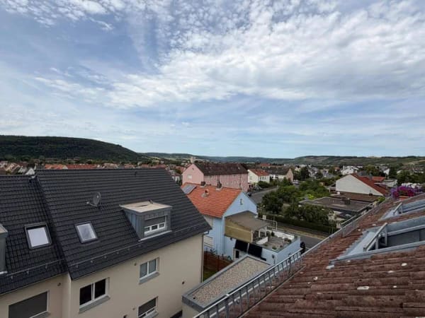 Immobilie in Karlstadt - Attraktive 2-Zimmer-Dachgeschosswohnung mit Loggia, TG-Stellplatz und herrlichem Blick über Karlstadt - Bild 4