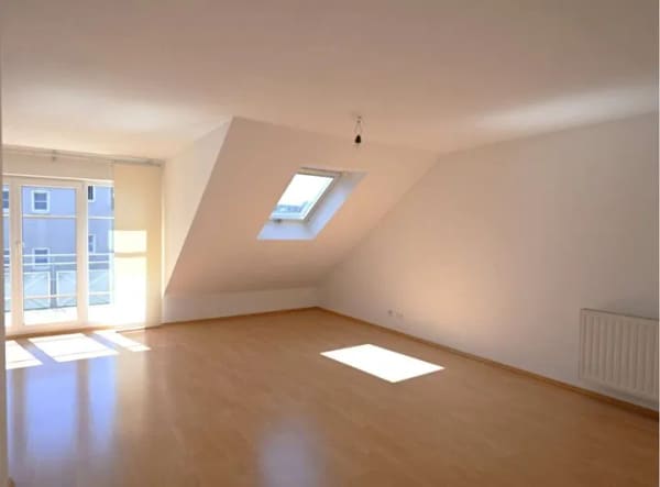 Immobilie in Bönnigheim - Sonnige 2,5-Zi.-Dachgeschosswohnung mit Südbalkon und TG-Stellplatz in begehrter Wohnlage! - Bild 2