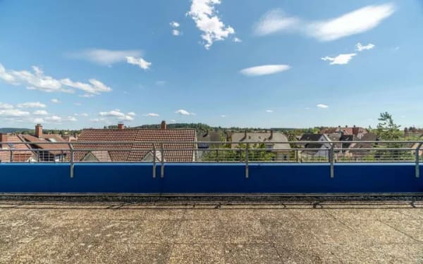 Immobilie in Villingen-Schwenningen - Schöne 1,5-Zimmer-Wohnung mit Aufzug und traumhafter Dachterrasse in zentrumsnaher Lage - Bild 1