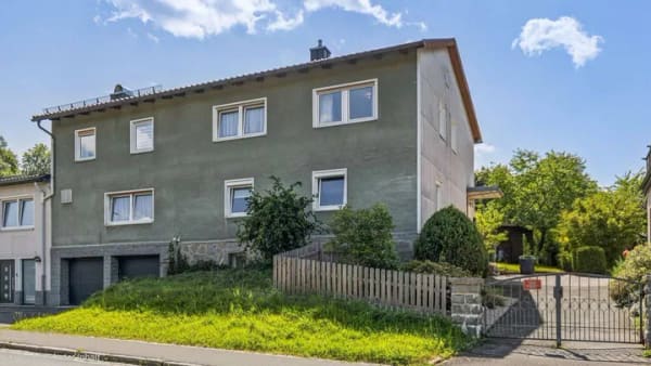 Immobilie in Gefrees - Teilsaniertes Zweifamilienhaus in Ortsrandlage - Bild 0