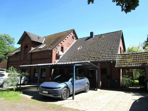Immobilie in Westerstede - Zweiparteienhaus mit PV, Wärmepumpe und 9 Zimmern auf großem Grundstück in Hüllstede - Bild 0