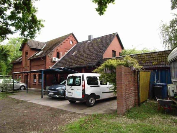 Immobilie in Westerstede - Zweiparteienhaus mit PV, Wärmepumpe und 9 Zimmern auf großem Grundstück in Hüllstede - Bild 1