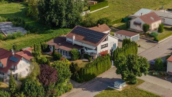 Immobilie in Burgrieden - Exklusives Anwesen mit viel Privatsphäre - Großzügigkeit und Nutzungsmöglichkeiten
 - Bild 0