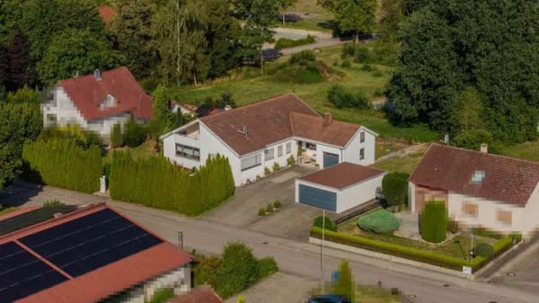 Immobilie in Burgrieden - Exklusives Anwesen mit viel Privatsphäre - Großzügigkeit und Nutzungsmöglichkeiten
 - Bild 1
