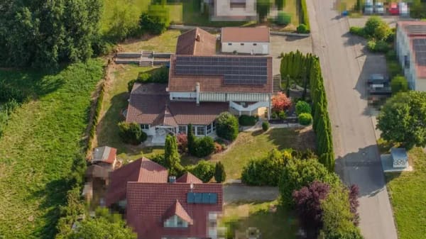 Immobilie in Burgrieden - Exklusives Anwesen mit viel Privatsphäre - Großzügigkeit und Nutzungsmöglichkeiten
 - Bild 2