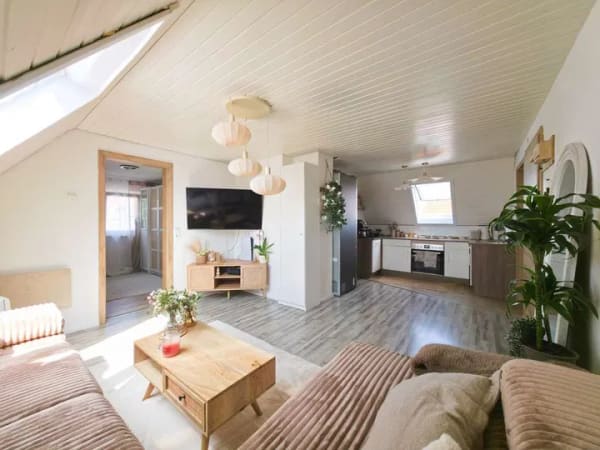 Immobilie in Dettingen unter Teck - 3 Zi. Dachgeschosswohnung mit zusätzlich ca. 30m² Grundfl. Bühne /Galerie- od. Maisonette-Potenzial - Bild 2