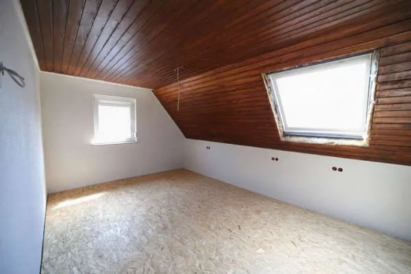 Immobilie in Dettingen unter Teck - 3 Zi. Dachgeschosswohnung mit zusätzlich ca. 43 m² Grundfl. Bühne /Galerie- od. Maisonette-Potenzial - Bild 0