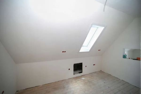 Immobilie in Dettingen unter Teck - 3 Zi. Dachgeschosswohnung mit zusätzlich ca. 43 m² Grundfl. Bühne /Galerie- od. Maisonette-Potenzial - Bild 4