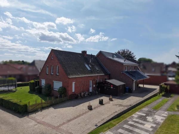 Immobilie in Hage - Solide Kapitalanlage im Mehrfamilienhaus in zentraler Ortslage. Drei Wohnungen. Attraktiver Rendite. - Bild 1