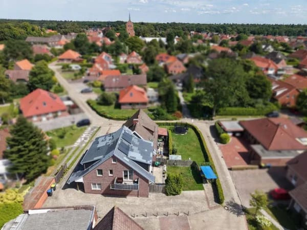 Immobilie in Hage - Solide Kapitalanlage im Mehrfamilienhaus in zentraler Ortslage. Drei Wohnungen. Attraktiver Rendite. - Bild 3
