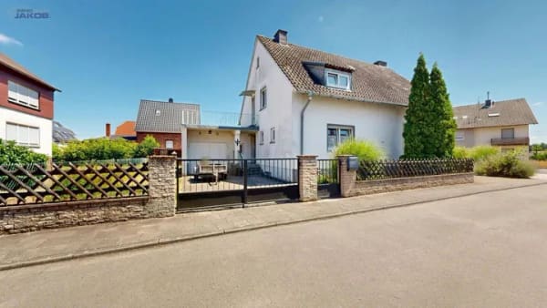 Immobilie in Mackenbach - Viel Potenzial | Ein-/Zweifamilienhaus mit Garten in bester Wohnlage - Bild 1
