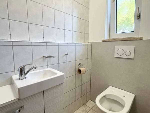 Immobilie in Ammerndorf - Sofort bezugsfrei ! Gepflegtes Reihenmittelhaus mit schönem Garten, Terrasse und ausgebautem Dachgeschoss - Bild 3