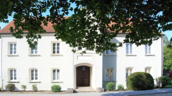 Immobilie in Rotthalmünster - Historisches Sakralgebäude - Mädchenschule bis zu 10 Wohnungen oder Apartments möglich Stadthaus in Herzen von Rotthalmünster - Bild 1