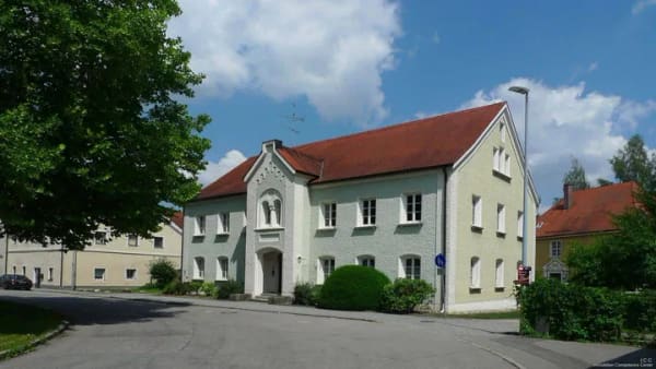 Immobilie in Rotthalmünster - Historisches Sakralgebäude - Mädchenschule bis zu 10 Wohnungen oder Apartments möglich Stadthaus in Herzen von Rotthalmünster - Bild 2
