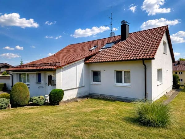 Immobilie in Deckenpfronn - Viel Grundstück, viel Platz, viele Möglichkeiten – Einfamilienhaus mit großem Garten in Deckenpfronn - Bild 0