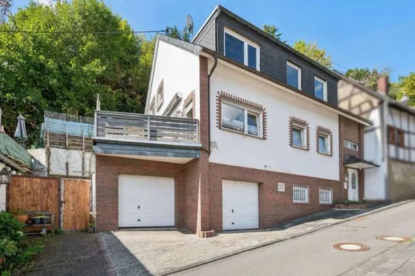 Immobilie in Bad Neuenahr-Ahrweiler - Einziehen und weitergestalten: Vielseitiges Wohnhaus mit Wintergarten und zwei Garagen - Bild 0