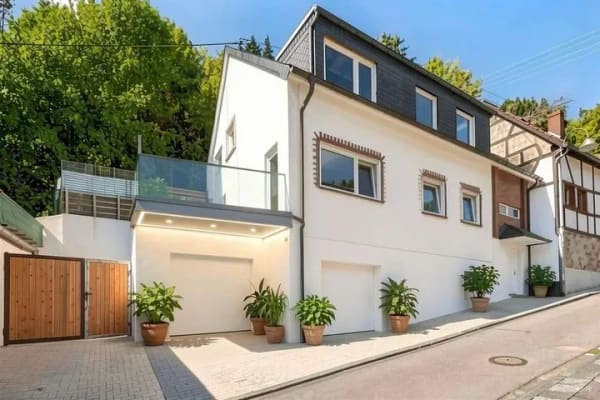 Immobilie in Bad Neuenahr-Ahrweiler - Einziehen und weitergestalten: Vielseitiges Wohnhaus mit Wintergarten und zwei Garagen - Bild 1