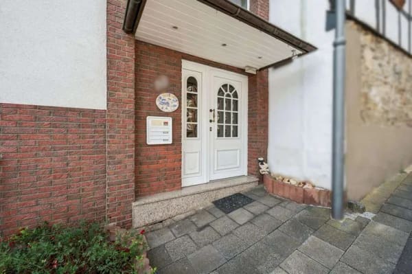 Immobilie in Bad Neuenahr-Ahrweiler - Einziehen und weitergestalten: Vielseitiges Wohnhaus mit Wintergarten und zwei Garagen - Bild 2