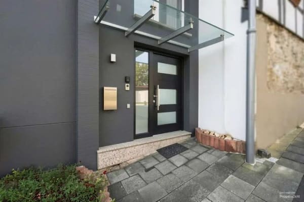 Immobilie in Bad Neuenahr-Ahrweiler - Einziehen und weitergestalten: Vielseitiges Wohnhaus mit Wintergarten und zwei Garagen - Bild 3